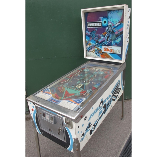 335 - Skylab pinball machine made by Williams of Chicago, Illinois, with keys - 54