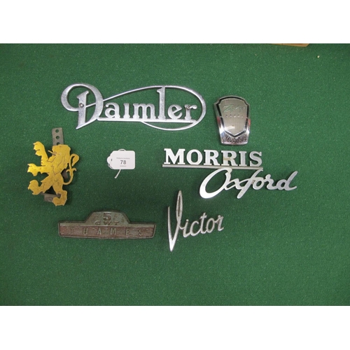 78 - Tray of vehicle manufacturers badges and emblems to include: Victor, Daimler, Morris Oxford, Thames ... 