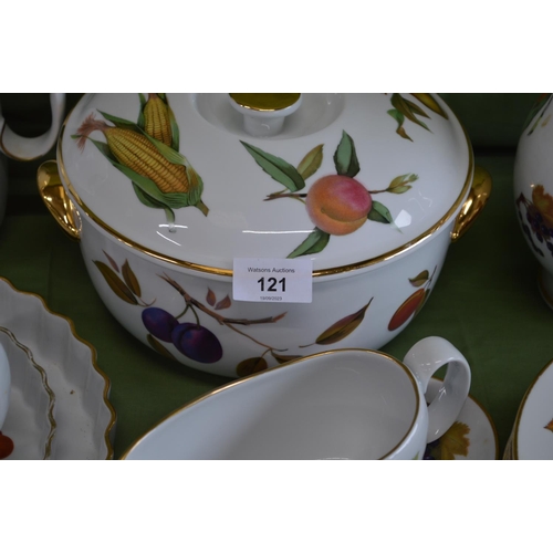 121 - Collection of Royal Worcester Evesham pattern oven-to-table and table china to include: cups, vase, ... 