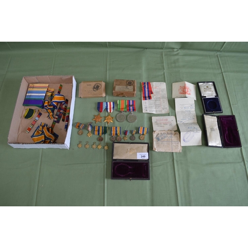 249 - Collection of WWII medals to include: 1939-1945 War Medal, 1939-1945 Defence Medal, 1939-1945 Star, ... 