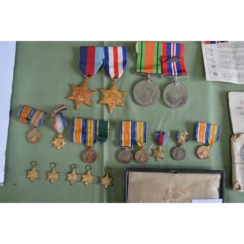 249 - Collection of WWII medals to include: 1939-1945 War Medal, 1939-1945 Defence Medal, 1939-1945 Star, ... 