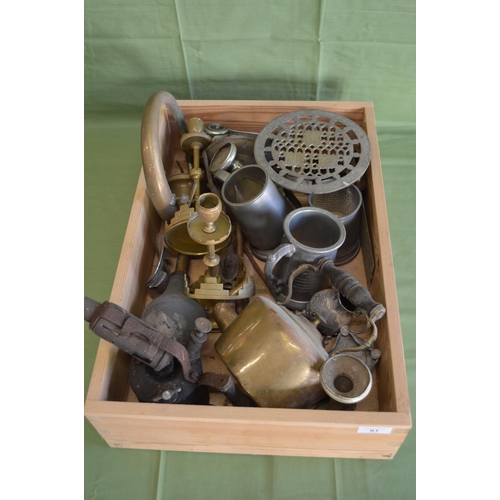 61 - Box of metalware to include: brass kettle, horn and pair of candlesticks etc