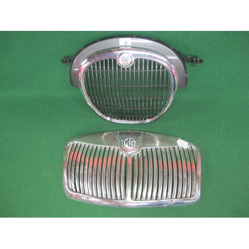 3 - Chromed metal radiator grill with enamelled MG badge - 23