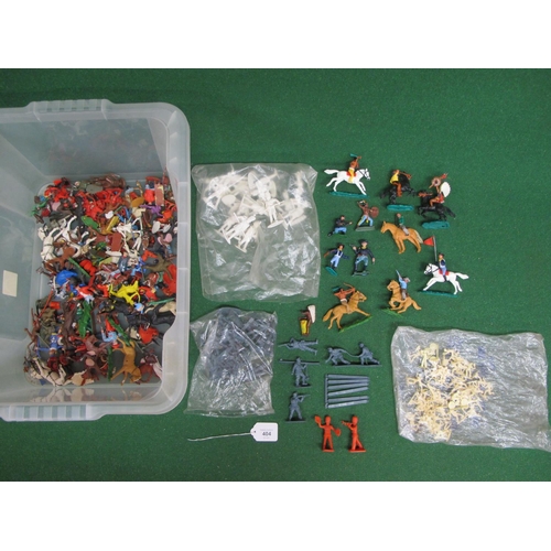 404 - Quantity of loose playworn plastic figures from Crescent, Timpo, Herald, Britains, Lone-Star, Kellog... 