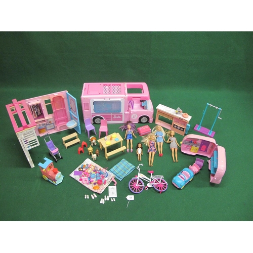 530 - Quantity of Barbie, Chelsea and Mattel items to include: large camper van, folding house, caravan, p... 