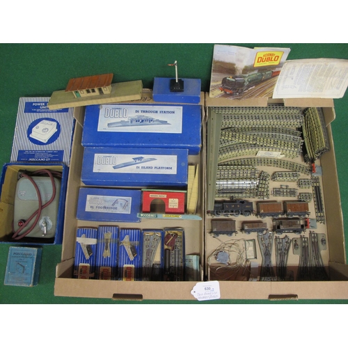 630 - Two boxes of Hornby Dublo items to comprise: D1 through station, D1 island platform, D1 footbridge, ... 