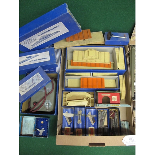 630 - Two boxes of Hornby Dublo items to comprise: D1 through station, D1 island platform, D1 footbridge, ... 