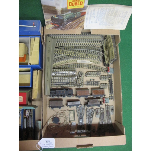 630 - Two boxes of Hornby Dublo items to comprise: D1 through station, D1 island platform, D1 footbridge, ... 