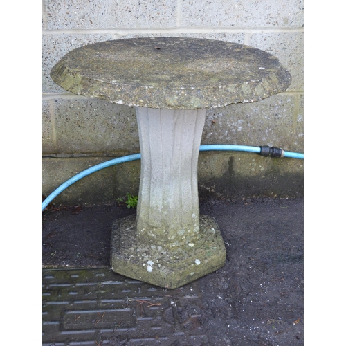 1 - Circular concrete garden table on hexagonal base - 27