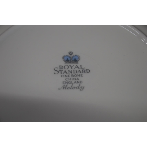 140 - Quantity of Royal Standard tea and dinnerware to comprise: gravy boat, eight 10