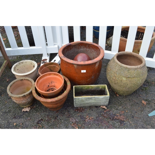 40 - Quantity of terracotta and other plant pots