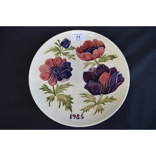 71 - Moorcroft pottery plate decorated with Anemones and dated 1985 - 8.5