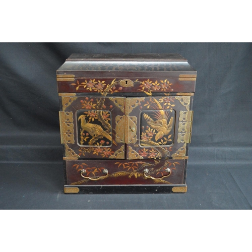 28 - 20th century Japanese lacquered table top cabinet - 14