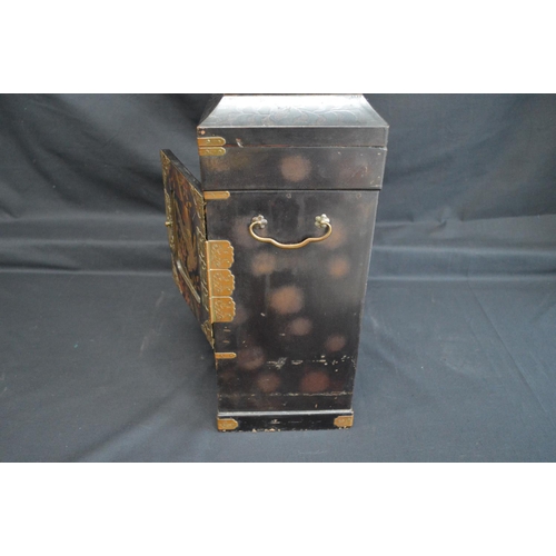 28 - 20th century Japanese lacquered table top cabinet - 14