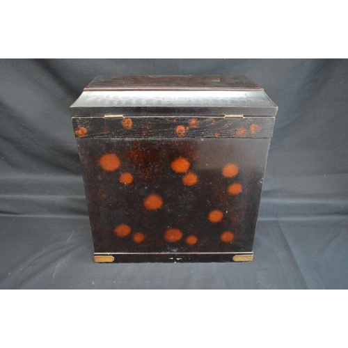 28 - 20th century Japanese lacquered table top cabinet - 14