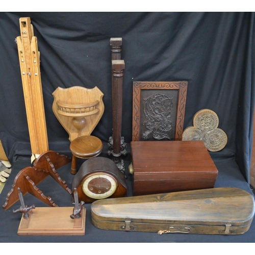 29 - Group of wooden items to include: pair of oak wall brackets, oak mantel clock, easel, pair of column... 