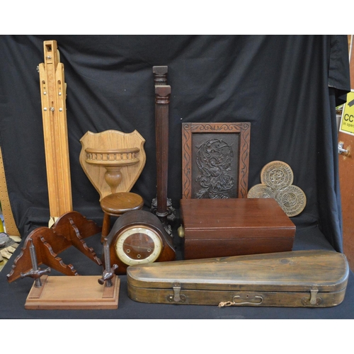 29 - Group of wooden items to include: pair of oak wall brackets, oak mantel clock, easel, pair of column... 