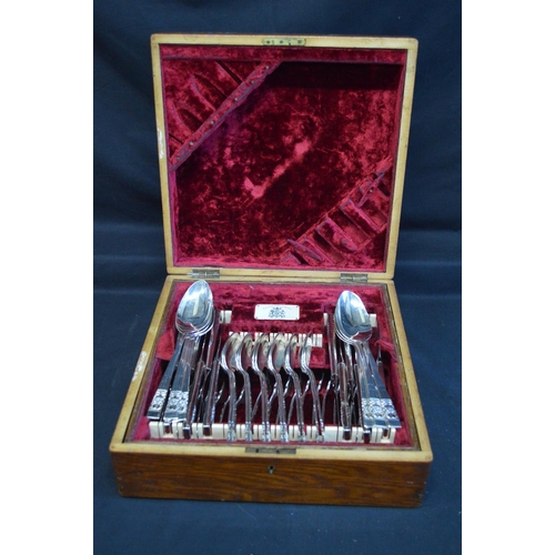 30 - Oak cutlery canteen containing a quantity of Community plate cutlery