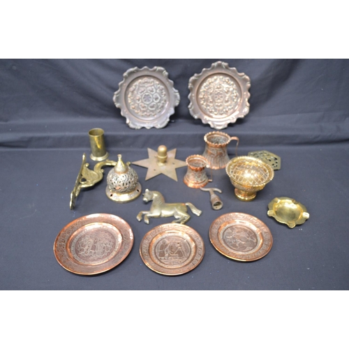 59 - Quantity of brass and copper ware to include: pair of Art Nouveau copper plates with shaped borders ... 