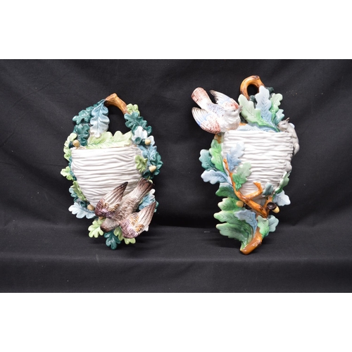 212 - Pair of Sitzendorf wall pockets in the form of birds nests with birds and mouse on oak branches - 10... 