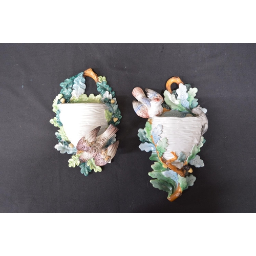 212 - Pair of Sitzendorf wall pockets in the form of birds nests with birds and mouse on oak branches - 10... 
