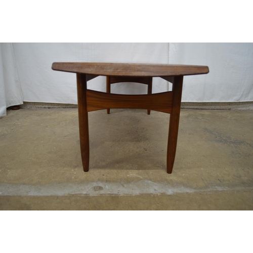 456 - Mid century teak coffee table the rectangular top supported by round tapering legs - 121cm x 40cm x ... 