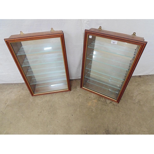 487 - Two mahogany effect mirror backed wall hanging display cabinets with five glass shelves to each - 41... 