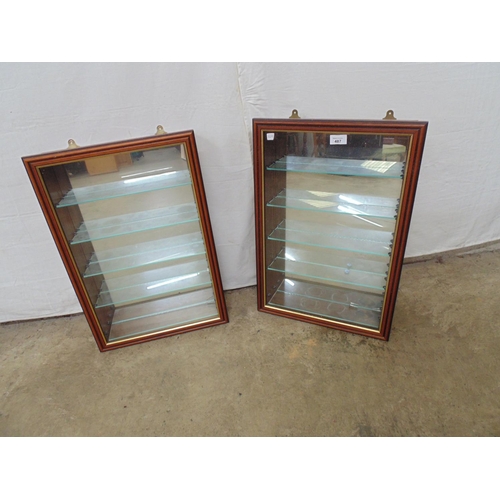 487 - Two mahogany effect mirror backed wall hanging display cabinets with five glass shelves to each - 41... 