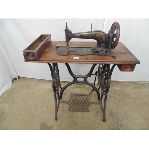 499 - Singer sewing machine on wood and metal base with treadle  and two drawers (drawers af) - 82cm x 42c... 