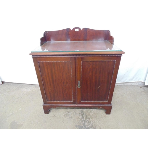 501 - Mahogany cupboard with raised back and two doors opening to reveal single shelf, removable glass top... 