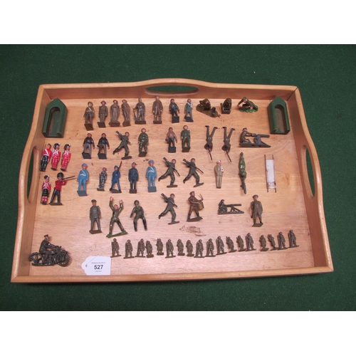 527 - Tray of loose military metal figures, machine guns and motorbike from Britains etc