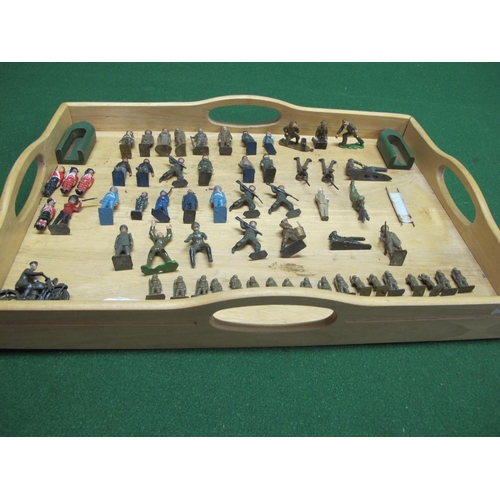 527 - Tray of loose military metal figures, machine guns and motorbike from Britains etc