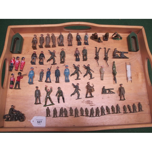 527 - Tray of loose military metal figures, machine guns and motorbike from Britains etc