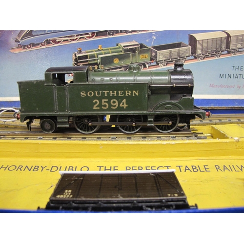 681 - 1938-1941 HD 3 Rail EDG7 SR Goods Train Set containing: N2 0-6-2T No. 2594 in Southern olive green, ... 