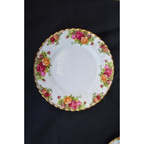 140 - Royal Albert Old Country Roses six plate setting tea and dinner service to comprise: six tea cups, s... 