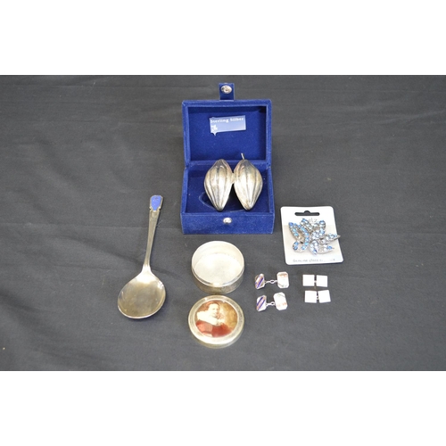 226 - Quantity of sundry items to include: silver cocoa pod trinket box with engraving, silverplated Jubil... 