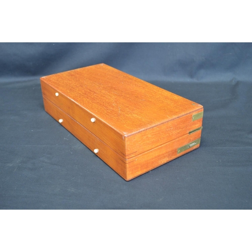 228 - 19th/20th century Jaques & Sons Ltd In Statu Quo mahogany cased bone travelling chess set complete w... 