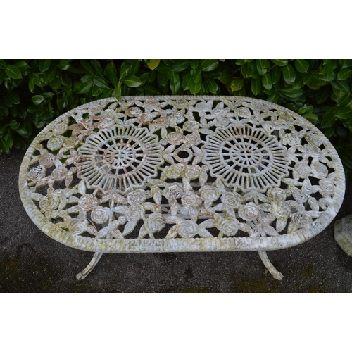 40 - White painted aluminium oval garden table - 140cm x 86cm x 75cm tall