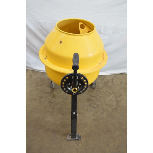 39 - 63L electric concrete mixer (sold as seen)