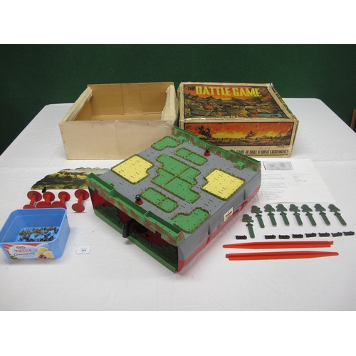 319 - Triang plastic Battle Game with tub of parts and a copy of the instructions, boxed - 20