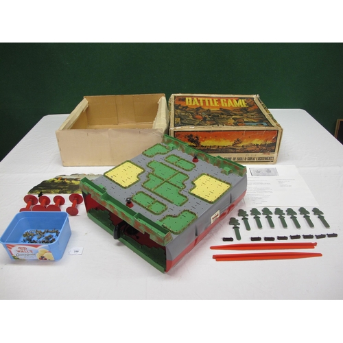 319 - Triang plastic Battle Game with tub of parts and a copy of the instructions, boxed - 20