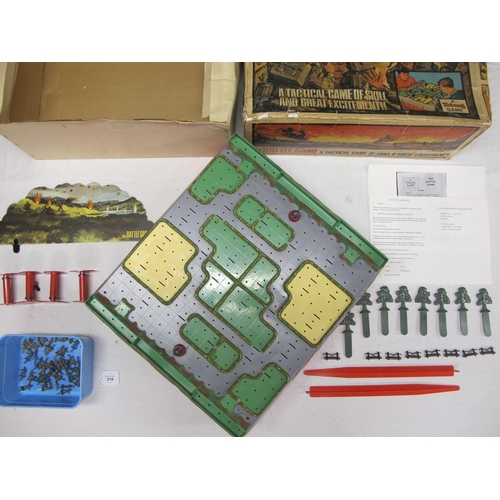 319 - Triang plastic Battle Game with tub of parts and a copy of the instructions, boxed - 20