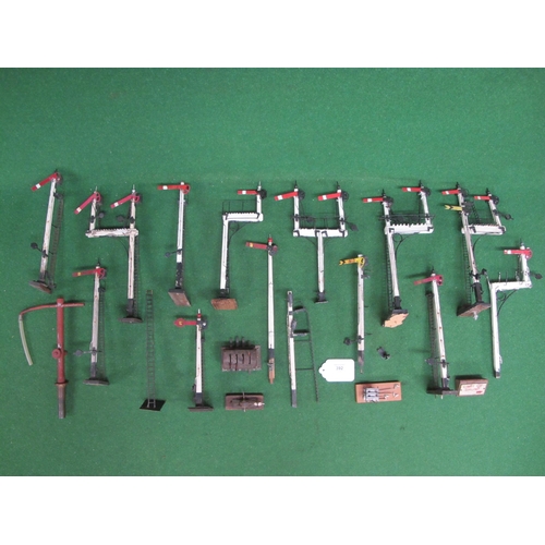 392 - Quantity of detailed handmade working wood and metal Gauge 1 signals (14) - average height of 12