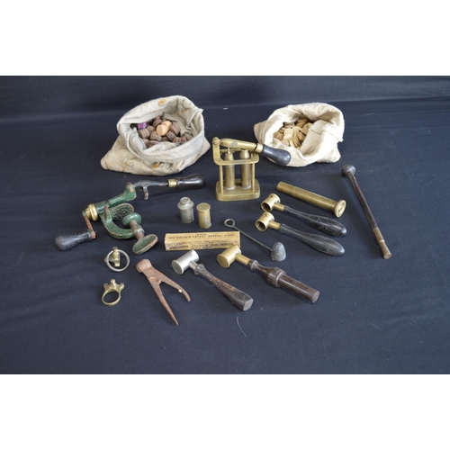 178 - Quantity of cartridge loading sundries and associated items to include: Sykes shot measure and other... 
