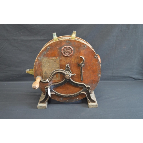 200 - Spong table top knife sharpener on iron frame - 43cm wide