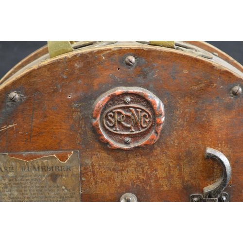 200 - Spong table top knife sharpener on iron frame - 43cm wide