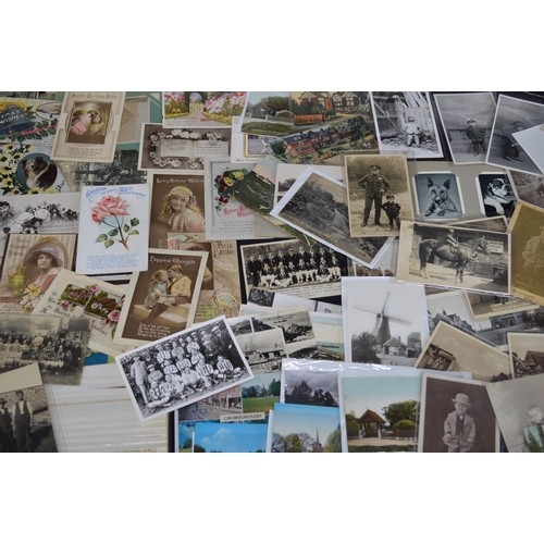 216 - Quantity of black & white and colour postcards to include 1934 Australian cricket team etc