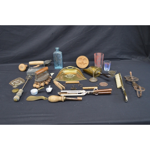 219 - Collection of mostly kitchenalia to include: brass scoop, crumb tray with brush and hand operated wh... 