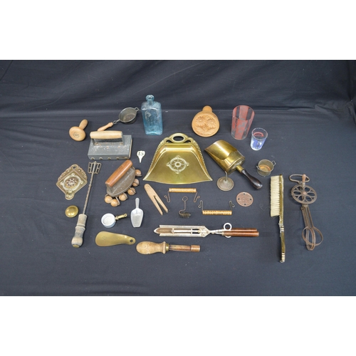 219 - Collection of mostly kitchenalia to include: brass scoop, crumb tray with brush and hand operated wh... 