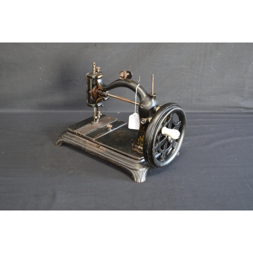301 - 19th century Elsa, Baach & Klie hand operated sewing machine Serial No. 77321 - 37cm wide